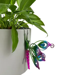 Gros plan detaille d un ornement suspendu de pot de plante papillon en metal colore.