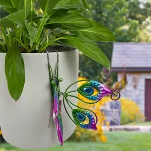 Décoration suspendue de pot de fleurs papillon en métal coloré, ornement de jardin vibrant.