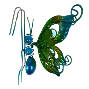 Vue détaillée de l'ornement suspendu de pot de plantes en métal et verre, vert et bleu.
