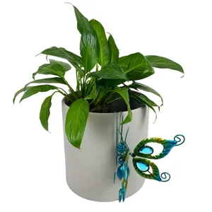 Gros plan détaillé montrant l'accessoire de suspension papillon en métal peint pot.
