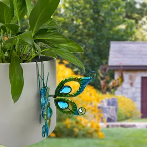 Vue rapprochée détaillée de l'ornement suspendu papillon en métal et verre pour les plantes.