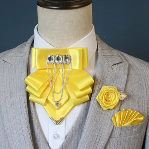 Stijlvolle gele set met strass vlinderdas, broche en pochet voor formele herenmode.