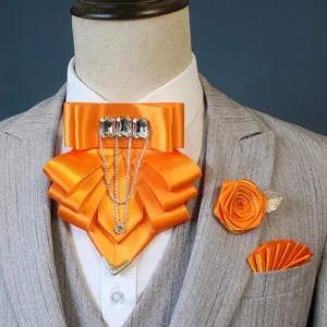 Oranje strass kraagdas broche zakdoek set voor heren formeel pak stijl detail view.