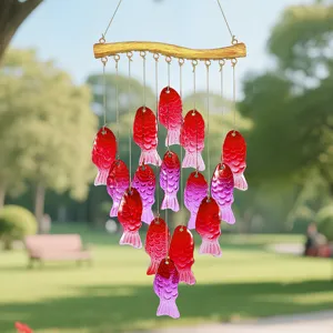 Hängendes Glasfisch-Windspiel, Eisen und buntes geschmolzenes Glas Garten Dekoration.