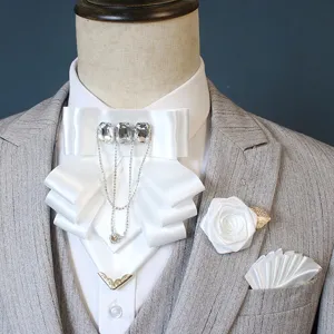 Detail van strass vlinderdas set met roos broche en pochette voor formele pakken det.