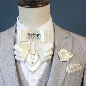 Prachtige elegante strass kravat set met bijpassende broche en een mooie zakdoek.