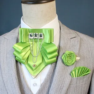 Groene satin vlinderdas broche en pocquet set voor heren formele pak details tonen.