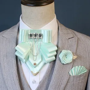 Mintgroene satijnen vlinderdas das broche pochet set met sprankelende strass steentjes.