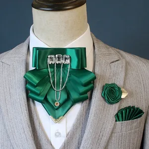 Elegante groene satijnen jabot vlinderstrik set met strass steentjes en bijpassende pochet.