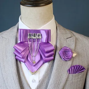 Heren paars satijn strikje broche pochet set feestelijk pak tuxedo accessoires detail