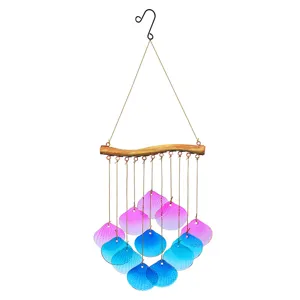 Detailaufnahme des farbverlaufenden Glas Muschel Windspiels mit dekorativem Holzstab.