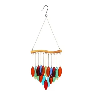 Buntes Glasblatt-Windspiel zum Aufhängen, Detailansicht der lebendigen Dekoelemente.