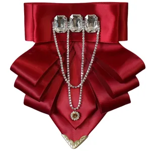 Rode satijnen strass strik broche voor heren formele overhemd kraagspeld elegante accessoires.