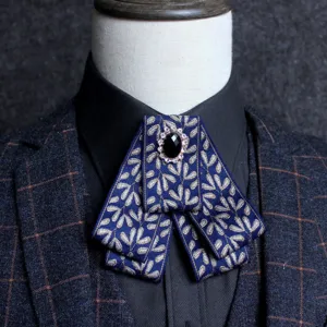 Nœud papillon multicouche de style britannique pour hommes avec motif de feuilles d'or et strass.