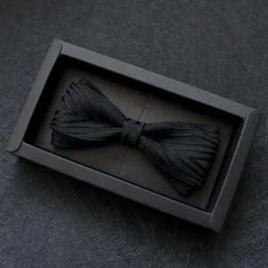 Classico papillon nero a doppio strato da uomo, elegantemente confezionato in scatola.