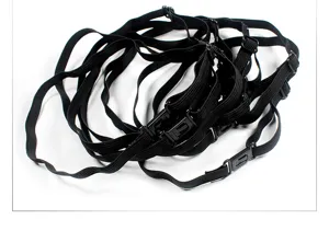 Detailaufnahme des schwarzen elastischen Verlängerungsbandes mit verstellbarer Plastikschnalle.