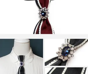Dettaglio cravatta a fiocco stile JK con centro in strass blu e design in tessuto a righe.