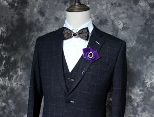 Gedetailleerd overzicht van elegante heren vlinderdas en paarse broche accessoires.