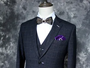 Detailopname van herenpak gilet met geprint vlinderdasje en paarse pochet broche set.