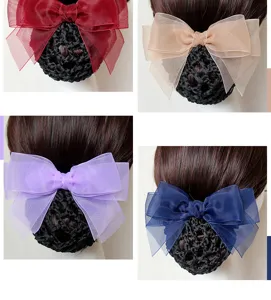 Vue détaillée du filet à cheveux avec nœud en organza, élégant accessoire de coiffure pro.
