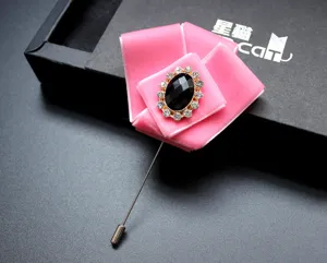 Detail van heren speld, roze lintstrik met sprankelende strass-steentjes en zwarte edelsteen.
