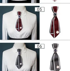 Primo piano del fiocco uniforme JK con spilla in strass di cristallo e ciondolo numerico chic.
