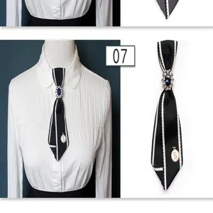 Fiocco uniforme JK nastro nero con centro in strass e piccolo ciondolo per le donne.
