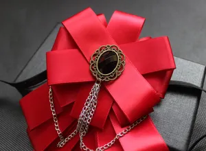 Spilla papillon rossa da uomo stile punk vintage con gemma nera e catenelle pendenti