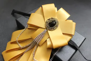 Spilla papillon in nastro giallo da uomo vintage con catene d'argento e cristallo nero.