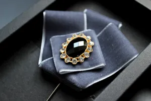 Vintage grijze fluwelen strik broche met zwarte ovale strass steen voor heren pak accessoire.