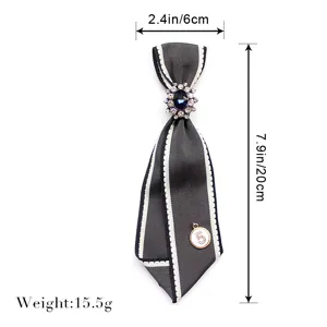 Spilla fiocco stile JK grigio scuro con strass di cristallo e ciondolo numero 5 6x20cm