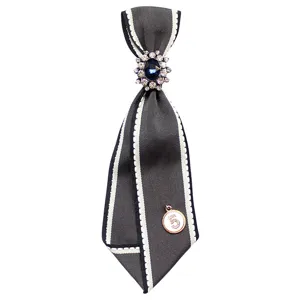 Elegante cravatta a nastro per uniforme JK con spilla in strass e ciondolo numero 5.