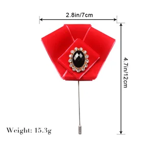 Heren rode fluwelen strik broche met zwarte strass, elegante pak accessoire voor mannen.