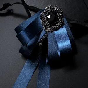 Elegante farfallina in raso blu scuro con spilla di cristallo per abiti da uomo.