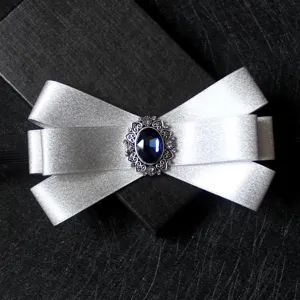 Elegante silberne Satin Fliege mit verziertem blauem Kristall fuer Herren Anzuege.