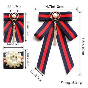 Élégante broche nœud style JK avec ruban rayé rouge et bleu, perles et détails de strass.