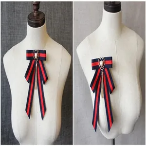 Broche nœud papillon rayé bleu rouge avec pompon de perle, accessoire élégant col uniforme JK mode.