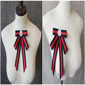 Broche nœud papillon ruban rayé rouge et bleu avec fleur strass cristal pour col uniforme JK