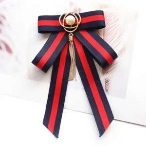 Elegante broche noeud ruban bleu marine et rouge avec perle et pompon pour uniforme JK chic.