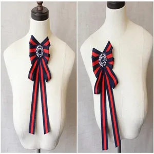 Vue détaillée de la broche nœud papillon rayée pour femme, élégant nœud pour uniforme.