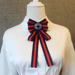 Élégante broche nœud rayée rouge et bleu avec cristal étincelant pour accessoire de travail femme