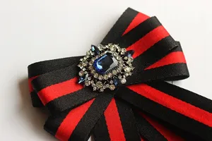 Broche ruban noeud raye rouge noir femme uniforme strass cristal bijoux elegance