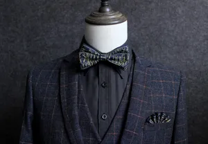Elegante papillon da uomo con fazzoletto da taschino coordinato per occasioni formali.