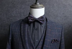 Giacca da abito retro a quadri da uomo con farfalla fantasia e fazzoletto da taschino.