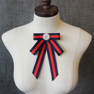 Broche nœud papillon uniforme JK avec ruban rayé bleu rouge et centre cristal perle femme