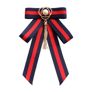 Élégante broche nœud papillon et pince de col avec rayure classique et belle perle pendante pour femmes.