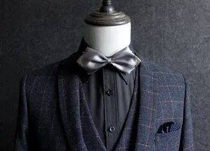 Elegante farfallina grigia in raso con angoli metallici per abito da uomo e occasioni formali.