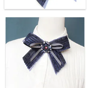 Spilla con fiocco in pizzo blu scuro per uniforme JK, elegante accessorio fiore colletto.