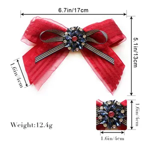 Farfalla in rete rossa con centro in strass e nastri a righe, immagine principale frontale.