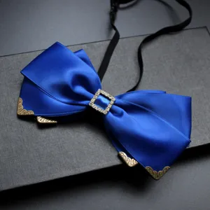 Elegante papillon da uomo in raso blu royal con strass luminosi e dettagli angolari in metallo.